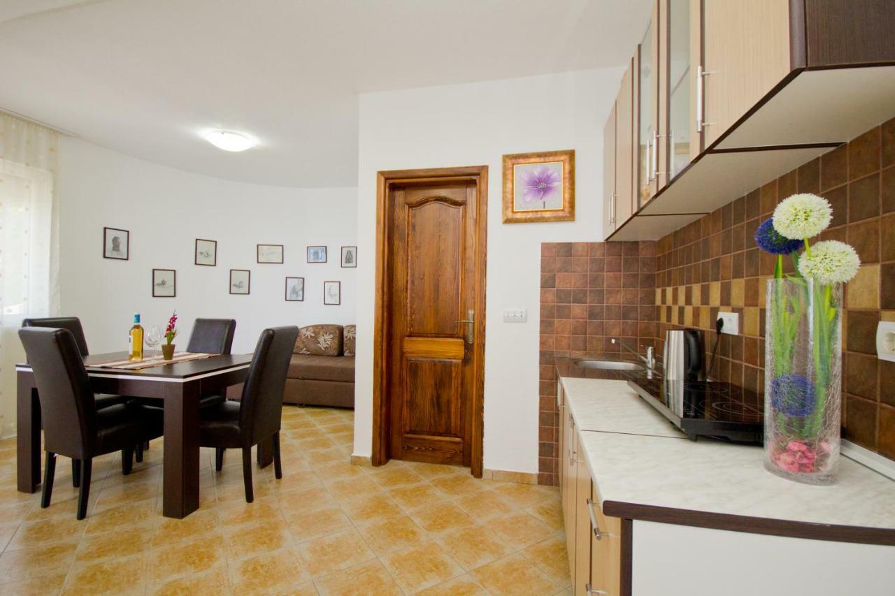 Apartments Dora Добра Вода Екстер'єр фото