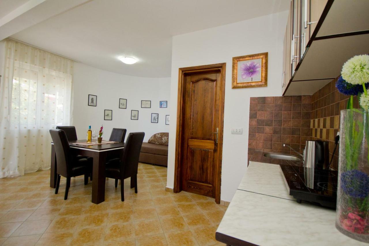 Apartments Dora Добра Вода Екстер'єр фото